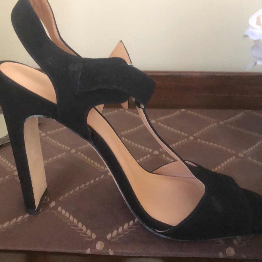 NEW Designer Halston Pumps